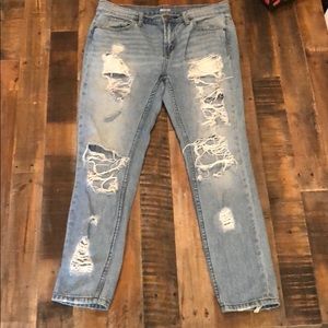 URBAN OUTFITTERS SLIM BOYFRIEND JEANS